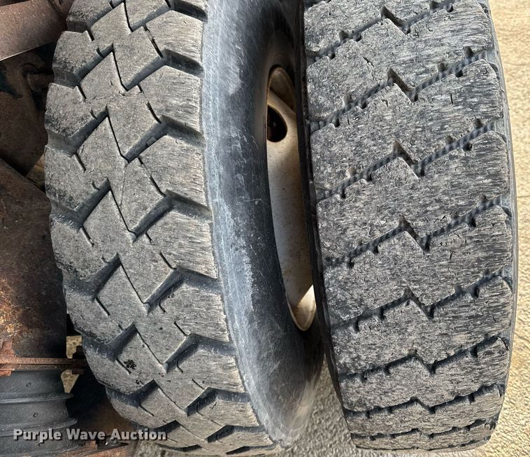 image for item DW2482 2005 International 7400 dump truck