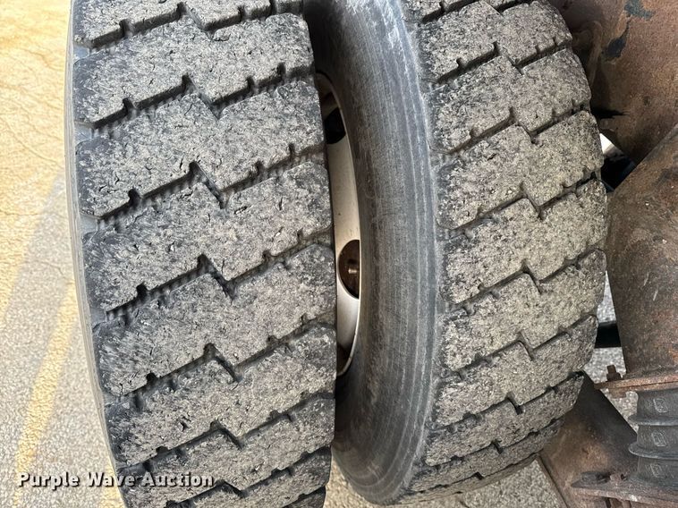 image for item DW2482 2005 International 7400 dump truck