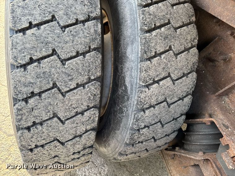 image for item DW2482 2005 International 7400 dump truck