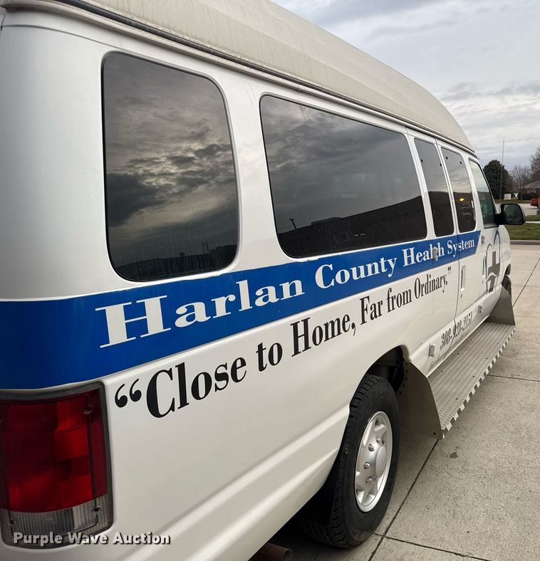 image for item DX3928 1999 Ford E350 Super Duty XLT handicap accessible van