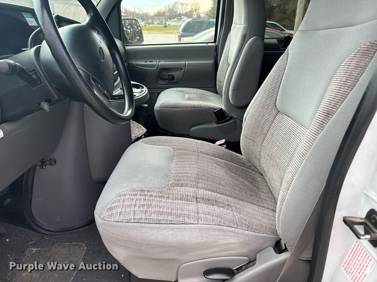 image for item DX3928 1999 Ford E350 Super Duty XLT handicap accessible van