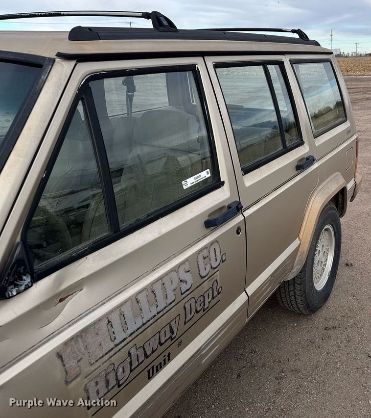 image for item DX3930 1993 Jeep Cherokee SUV