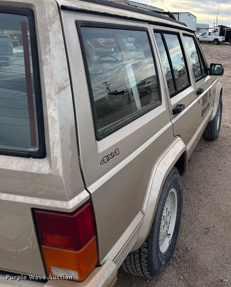 image for item DX3930 1993 Jeep Cherokee SUV