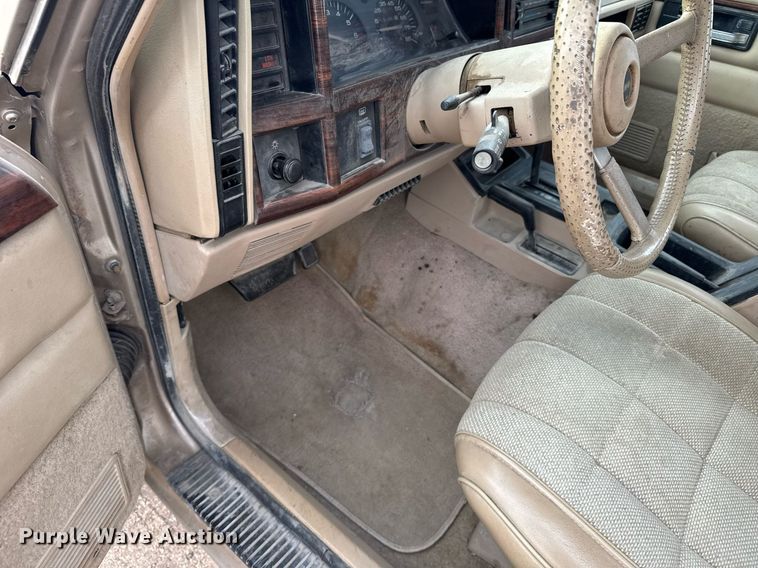 image for item DX3930 1993 Jeep Cherokee SUV