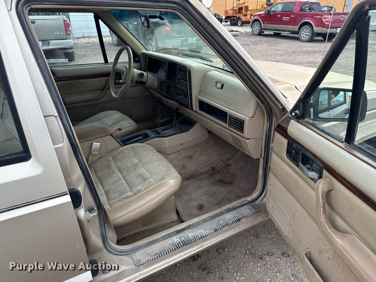 image for item DX3930 1993 Jeep Cherokee SUV