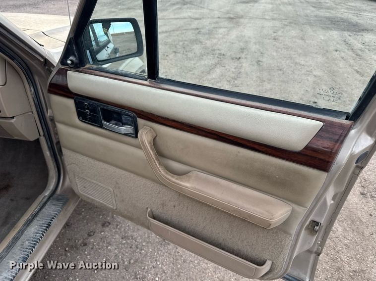 image for item DX3930 1993 Jeep Cherokee SUV