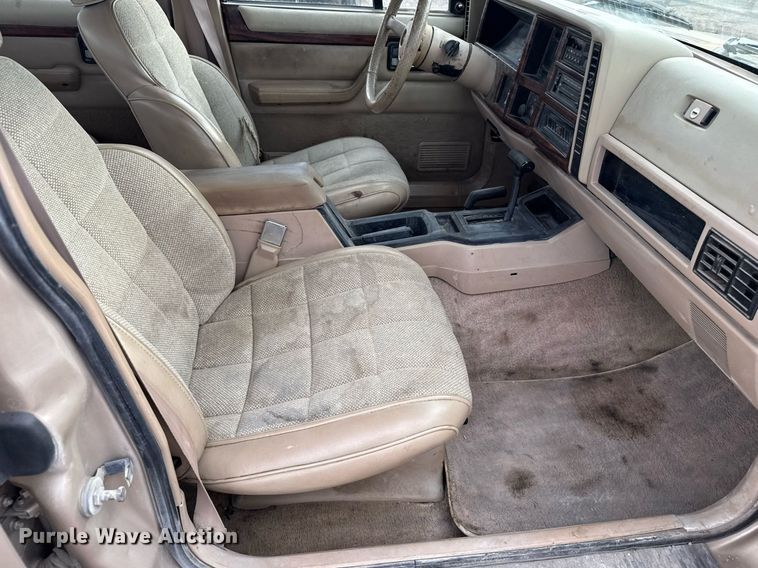 image for item DX3930 1993 Jeep Cherokee SUV