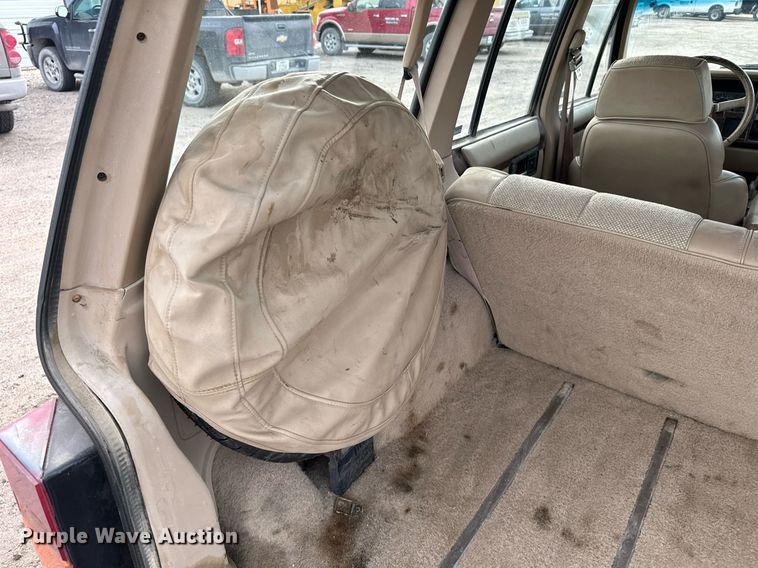 image for item DX3930 1993 Jeep Cherokee SUV