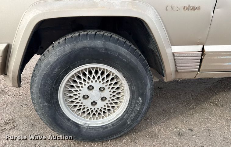 image for item DX3930 1993 Jeep Cherokee SUV
