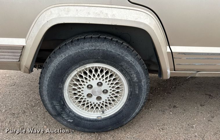 image for item DX3930 1993 Jeep Cherokee SUV