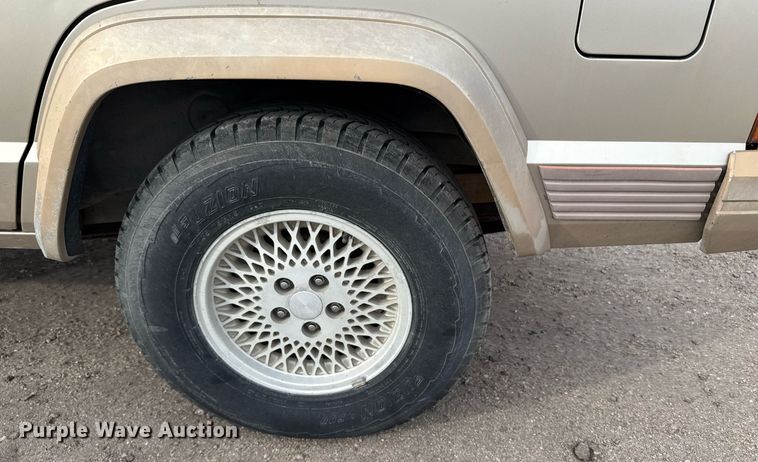 image for item DX3930 1993 Jeep Cherokee SUV
