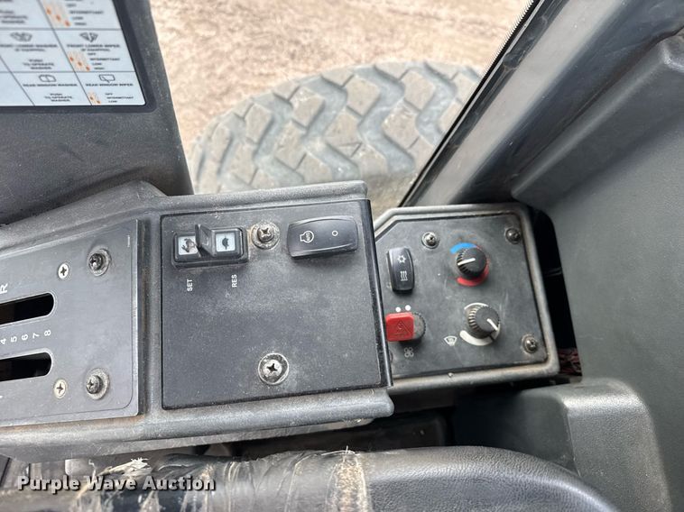 image for item DX3934 2007 John Deere 670D motor grader