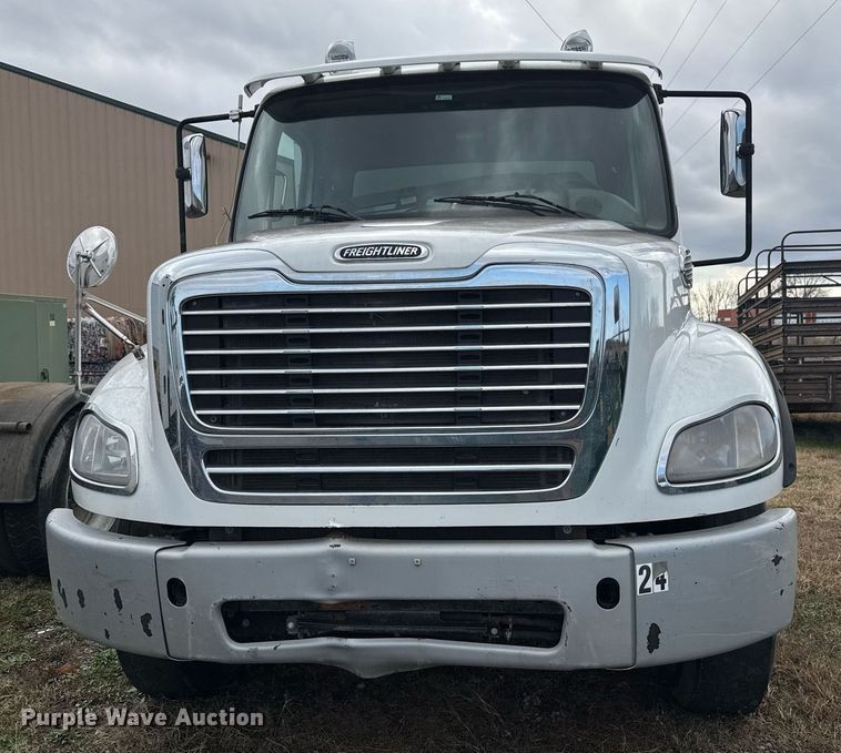 image for item EG7928 2014 Freightliner Business Class M2 truck cab and chassis