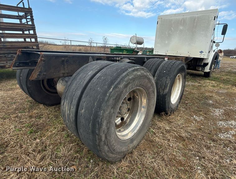 image for item EG7928 2014 Freightliner Business Class M2 truck cab and chassis