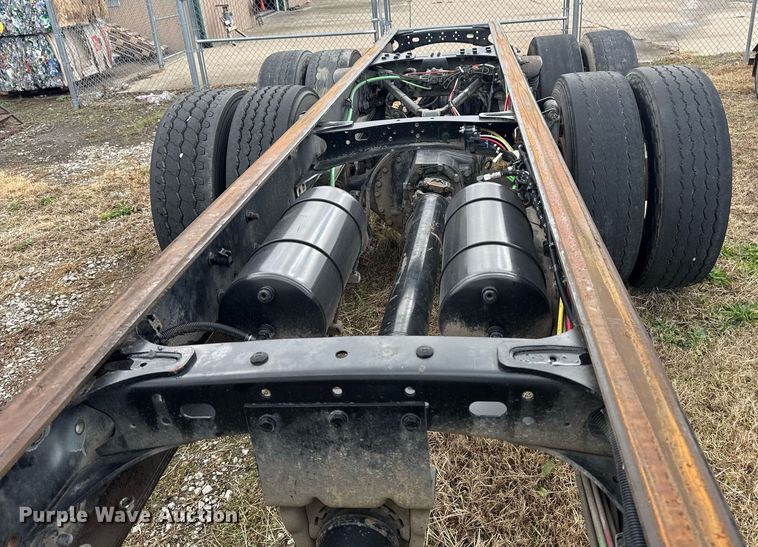 image for item EG7928 2014 Freightliner Business Class M2 truck cab and chassis