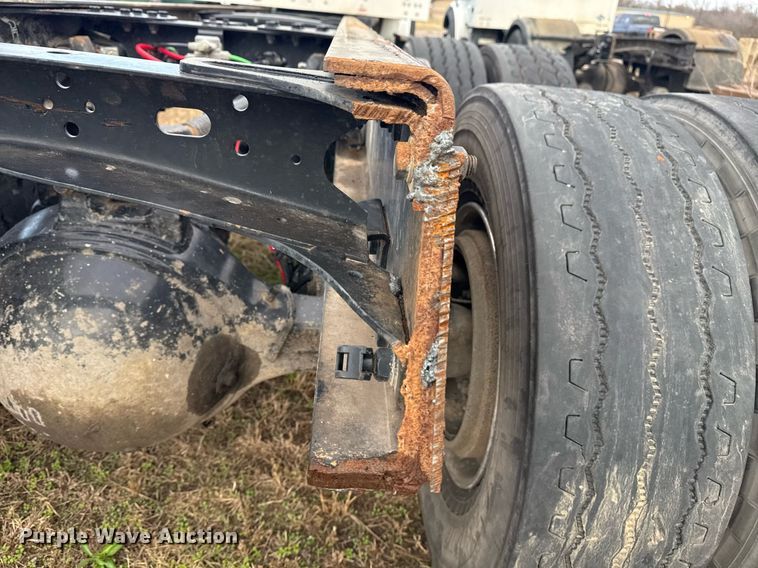 image for item EG7928 2014 Freightliner Business Class M2 truck cab and chassis