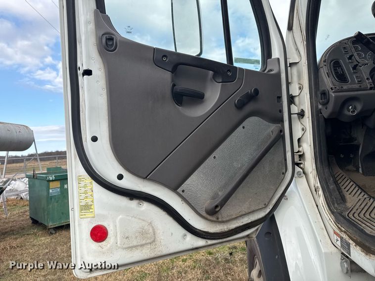 image for item EG7928 2014 Freightliner Business Class M2 truck cab and chassis