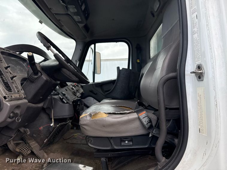 image for item EG7928 2014 Freightliner Business Class M2 truck cab and chassis