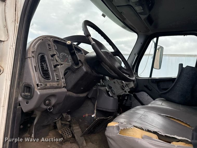 image for item EG7928 2014 Freightliner Business Class M2 truck cab and chassis