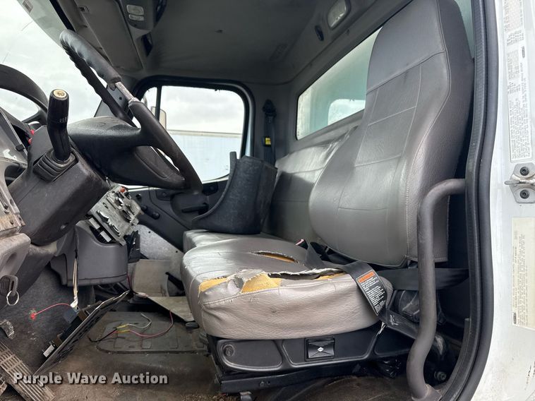 image for item EG7928 2014 Freightliner Business Class M2 truck cab and chassis