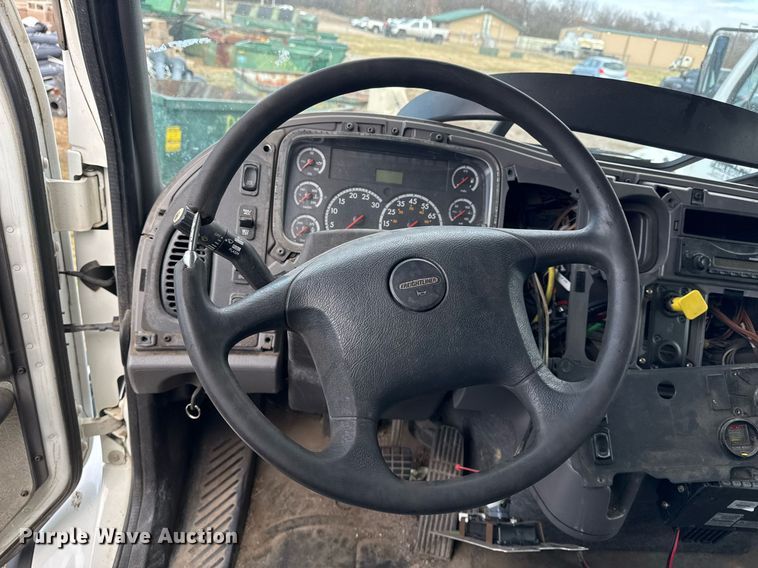 image for item EG7928 2014 Freightliner Business Class M2 truck cab and chassis