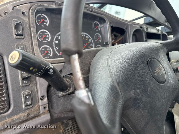 image for item EG7928 2014 Freightliner Business Class M2 truck cab and chassis