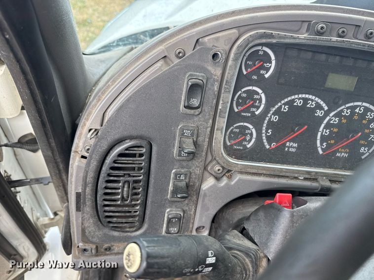 image for item EG7928 2014 Freightliner Business Class M2 truck cab and chassis