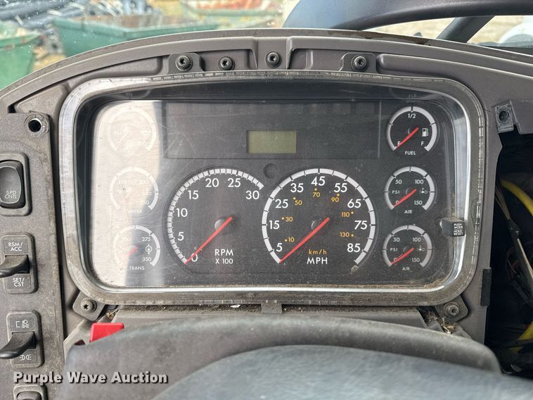 image for item EG7928 2014 Freightliner Business Class M2 truck cab and chassis