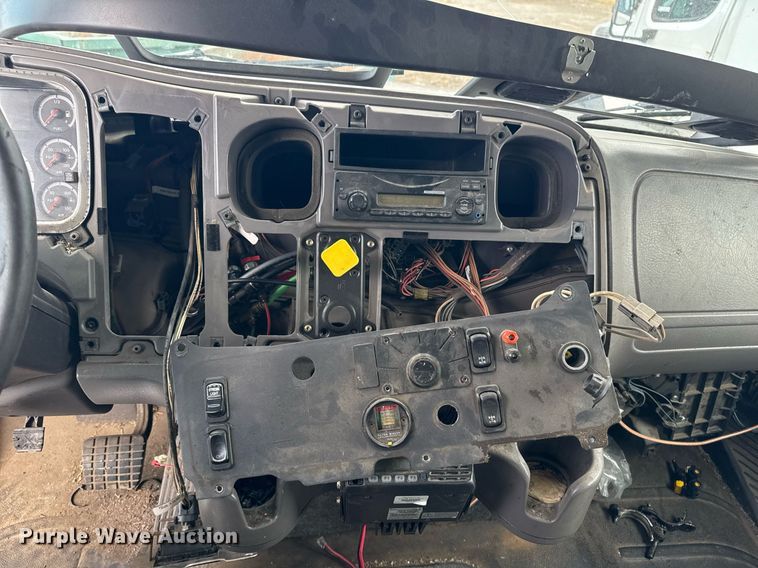 image for item EG7928 2014 Freightliner Business Class M2 truck cab and chassis