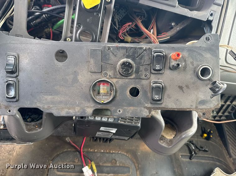 image for item EG7928 2014 Freightliner Business Class M2 truck cab and chassis