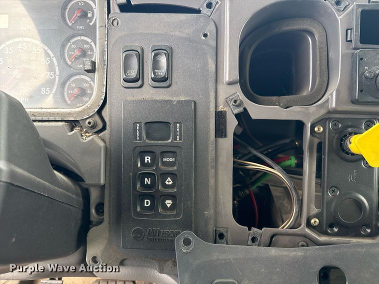 image for item EG7928 2014 Freightliner Business Class M2 truck cab and chassis