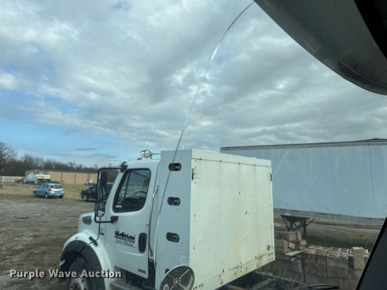 image for item EG7928 2014 Freightliner Business Class M2 truck cab and chassis