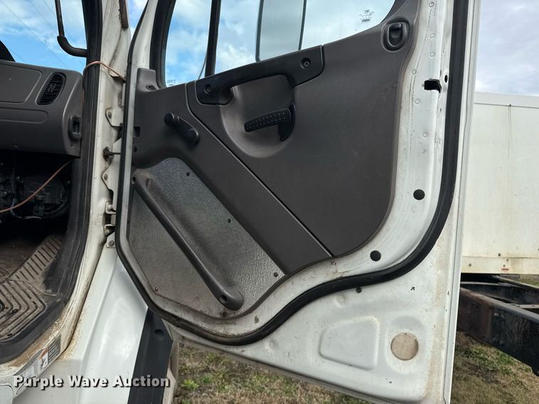 image for item EG7928 2014 Freightliner Business Class M2 truck cab and chassis