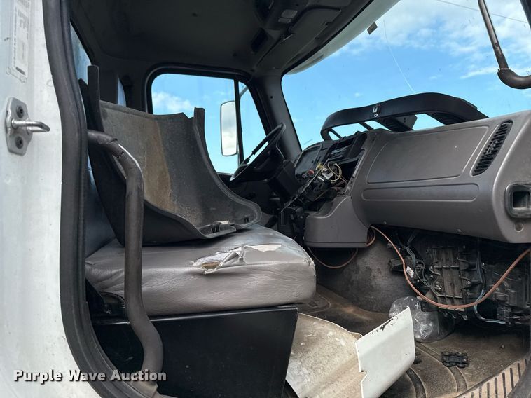 image for item EG7928 2014 Freightliner Business Class M2 truck cab and chassis