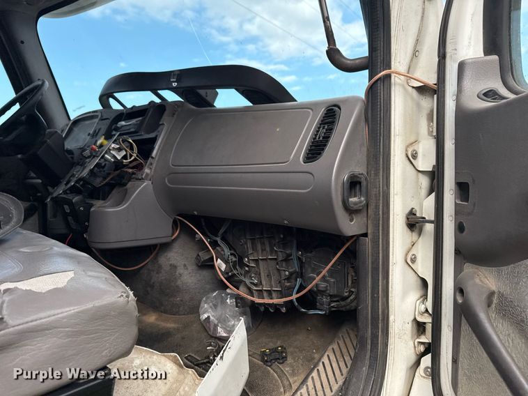 image for item EG7928 2014 Freightliner Business Class M2 truck cab and chassis