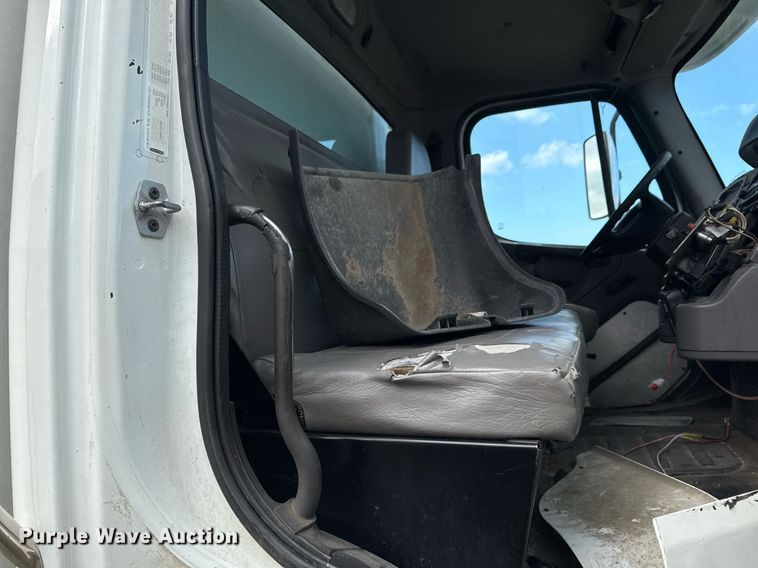 image for item EG7928 2014 Freightliner Business Class M2 truck cab and chassis