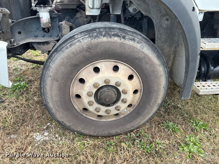 image for item EG7928 2014 Freightliner Business Class M2 truck cab and chassis