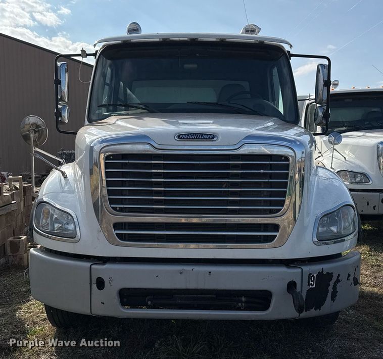 image for item EG7929 2014 Freightliner Business Class M2 truck cab and chassis