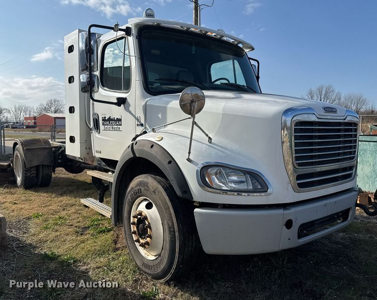 image for item EG7929 2014 Freightliner Business Class M2 truck cab and chassis