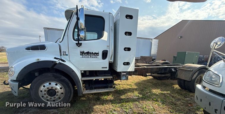 image for item EG7929 2014 Freightliner Business Class M2 truck cab and chassis