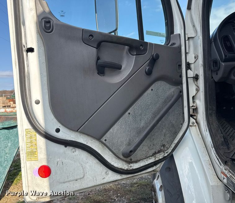 image for item EG7929 2014 Freightliner Business Class M2 truck cab and chassis