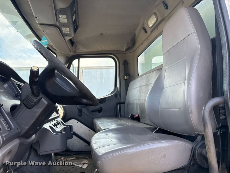 image for item EG7929 2014 Freightliner Business Class M2 truck cab and chassis