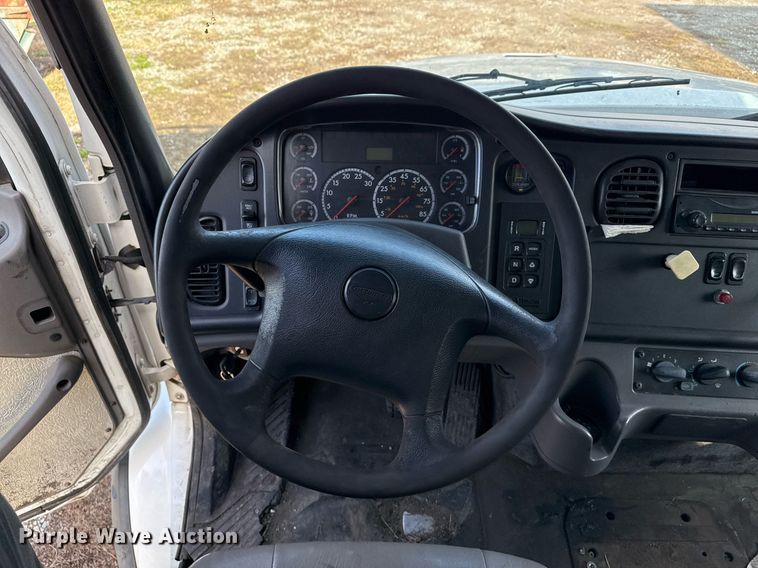 image for item EG7929 2014 Freightliner Business Class M2 truck cab and chassis