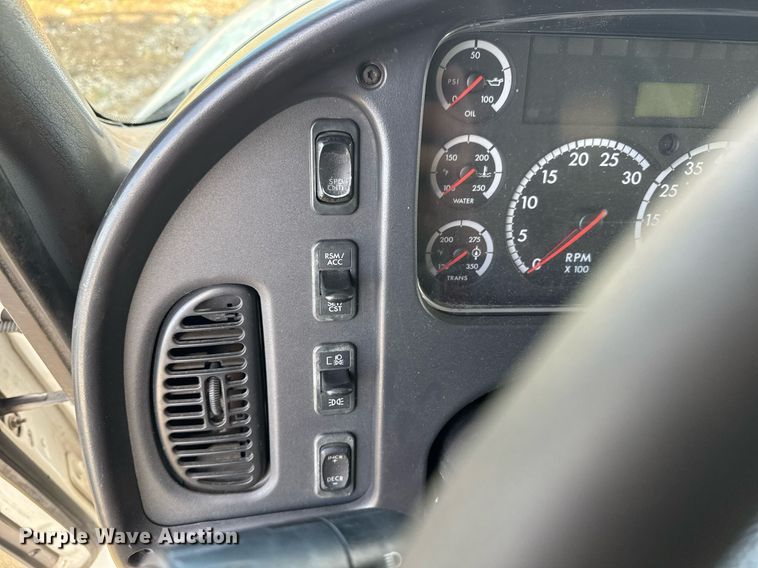 image for item EG7929 2014 Freightliner Business Class M2 truck cab and chassis