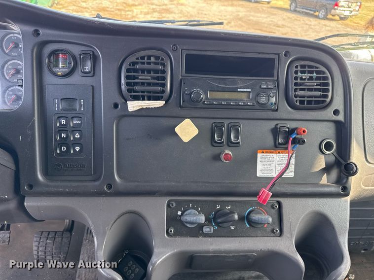 image for item EG7929 2014 Freightliner Business Class M2 truck cab and chassis