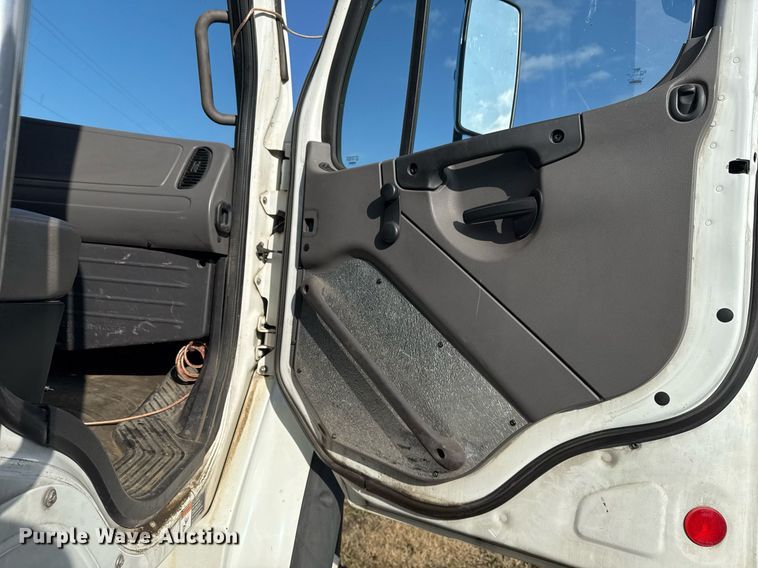 image for item EG7929 2014 Freightliner Business Class M2 truck cab and chassis