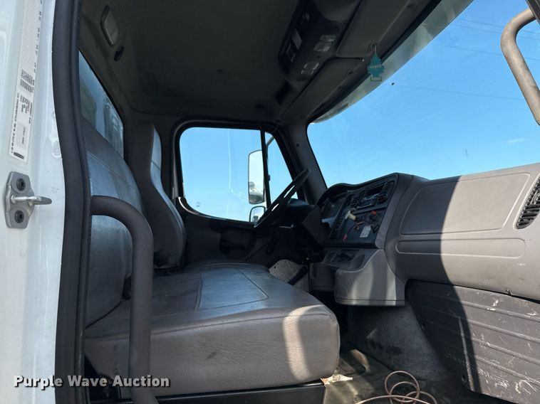 image for item EG7929 2014 Freightliner Business Class M2 truck cab and chassis