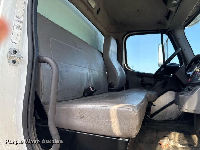 image for item EG7929 2014 Freightliner Business Class M2 truck cab and chassis