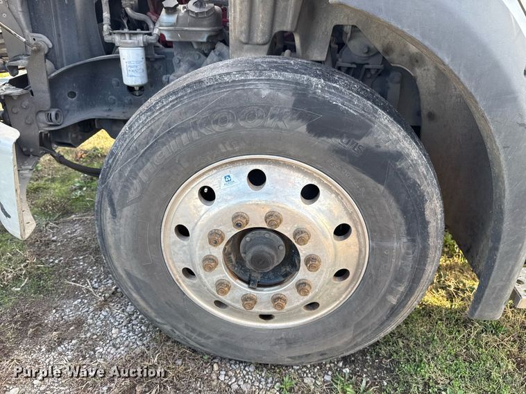 image for item EG7929 2014 Freightliner Business Class M2 truck cab and chassis