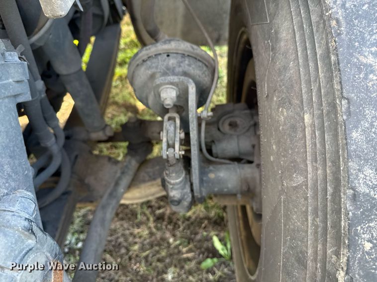 image for item EG7929 2014 Freightliner Business Class M2 truck cab and chassis